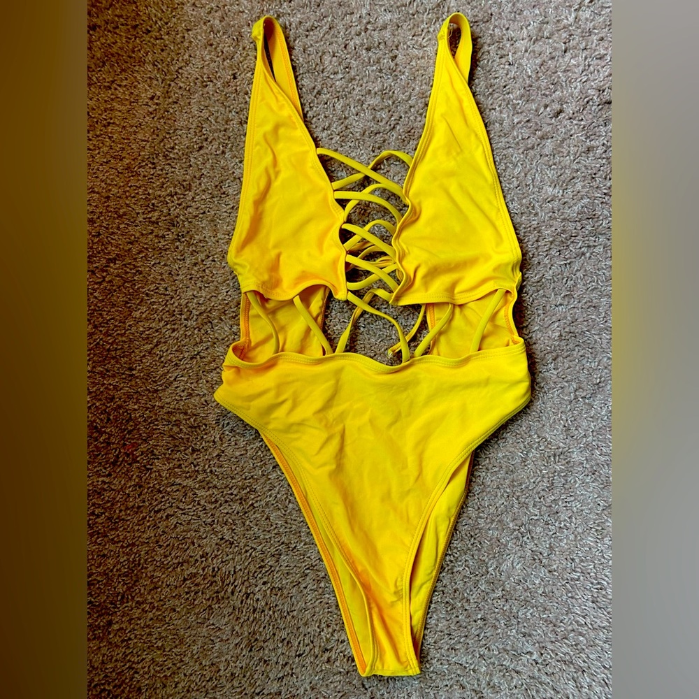 YELLOW CUT OUT ONE PIECE, size M